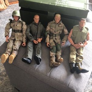 Lot of GIJOE 4 Figures& Footlocker full of accessories great 🎁 gift